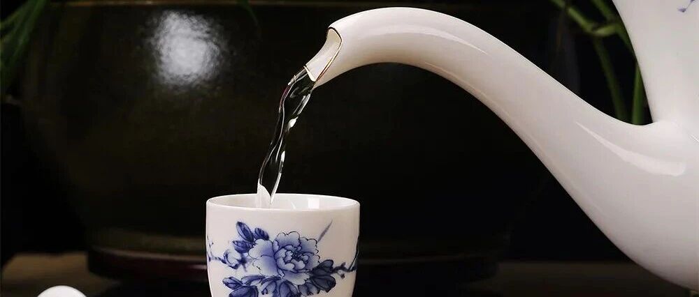 一瓶“特供酒”：包装比酒贵，幻觉比包装贵